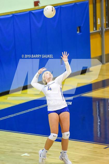 Thumbnail 2 in Marathon vs.Bishop McLaughlin Catholic photogallery.