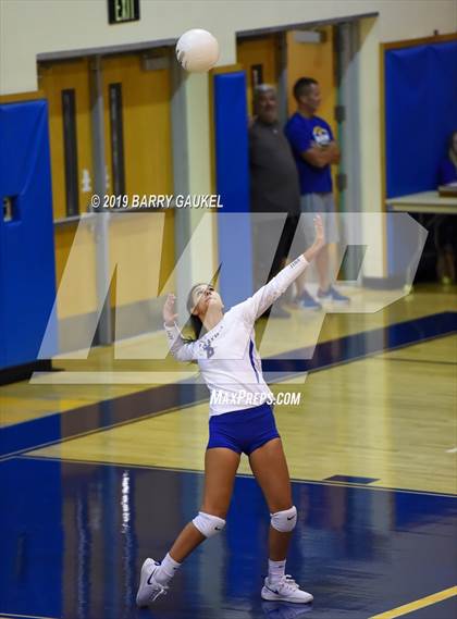 Thumbnail 2 in Marathon vs.Bishop McLaughlin Catholic photogallery.