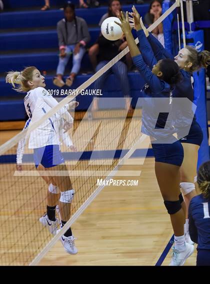 Thumbnail 2 in Marathon vs.Bishop McLaughlin Catholic photogallery.
