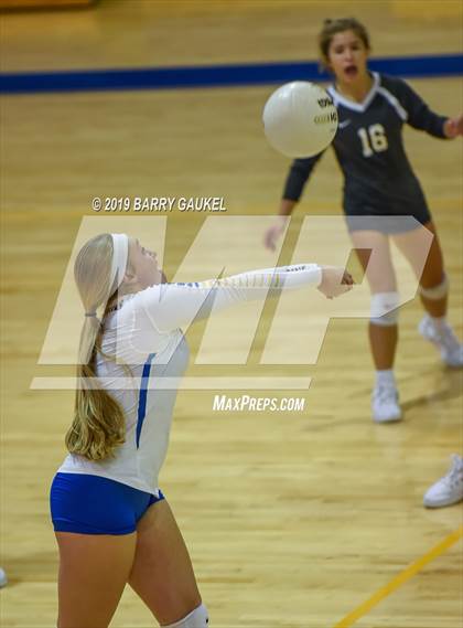 Thumbnail 2 in Marathon vs.Bishop McLaughlin Catholic photogallery.