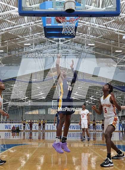 Thumbnail 1 in The Webb School vs. Howard (Dr Pepper Classic) photogallery.