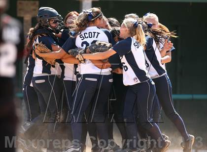 Thumbnail 2 in Venice vs. Arleta  (LA City Section D2 Final) photogallery.