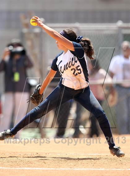 Thumbnail 2 in Venice vs. Arleta  (LA City Section D2 Final) photogallery.