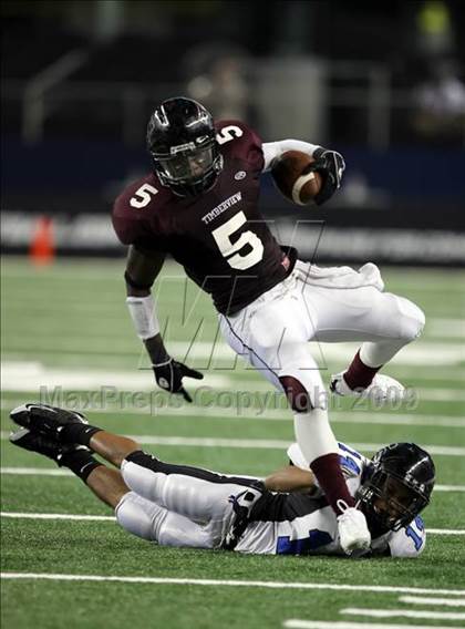 Thumbnail 1 in Summit vs. Mansfield Timberview (Kirk Herbstreit Varsity Football Series) photogallery.