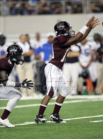 Thumbnail 2 in Summit vs. Mansfield Timberview (Kirk Herbstreit Varsity Football Series) photogallery.