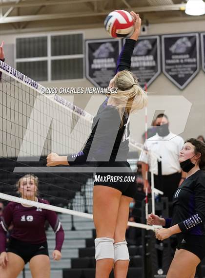 Thumbnail 1 in Magnolia @ College Station photogallery.