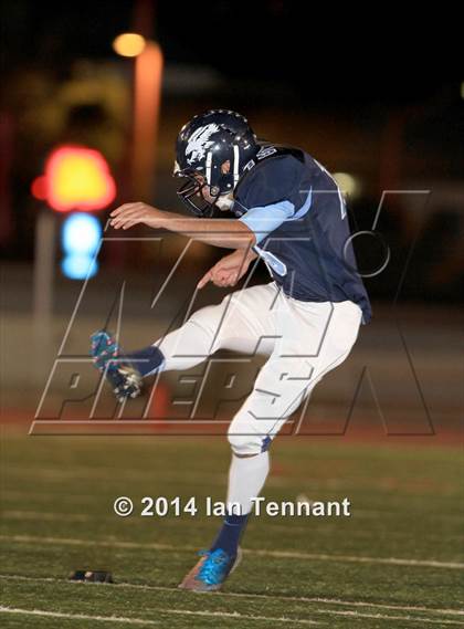 Thumbnail 2 in La Serna vs. Crescenta Valley (CIF SS Playoff Semifinal) photogallery.