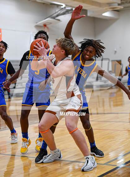 Thumbnail 2 in Caldwell vs La Vega photogallery.