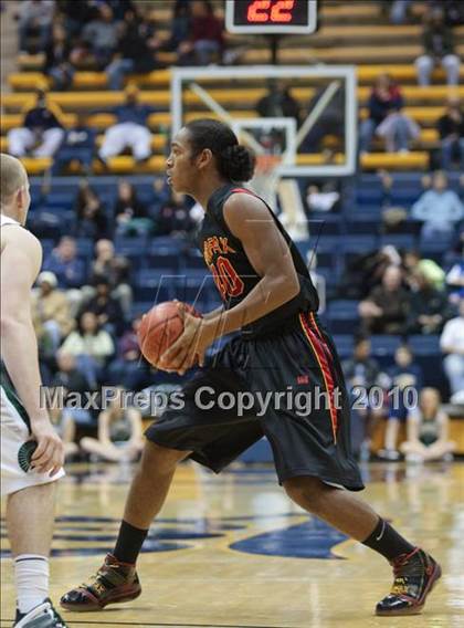 Thumbnail 2 in De La Salle vs. Fairfax (MLK Classic) photogallery.
