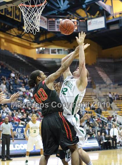 Thumbnail 1 in De La Salle vs. Fairfax (MLK Classic) photogallery.