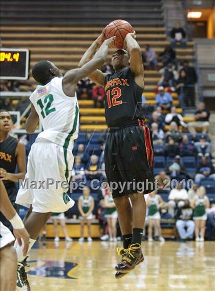 Thumbnail 3 in De La Salle vs. Fairfax (MLK Classic) photogallery.