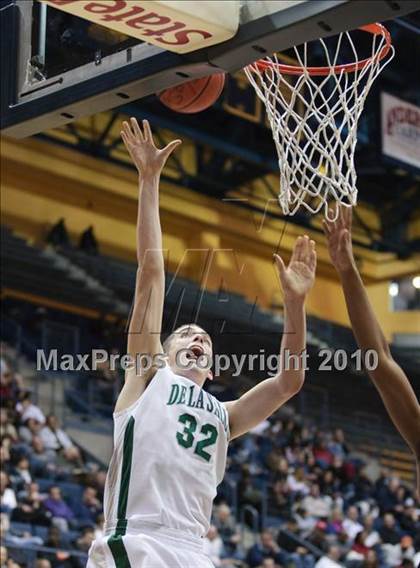 Thumbnail 3 in De La Salle vs. Fairfax (MLK Classic) photogallery.
