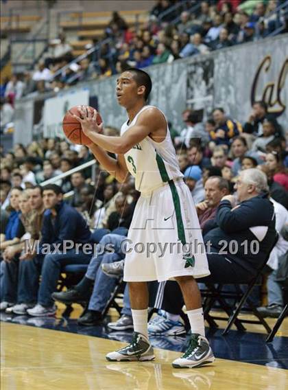 Thumbnail 1 in De La Salle vs. Fairfax (MLK Classic) photogallery.