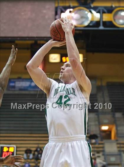 Thumbnail 3 in De La Salle vs. Fairfax (MLK Classic) photogallery.