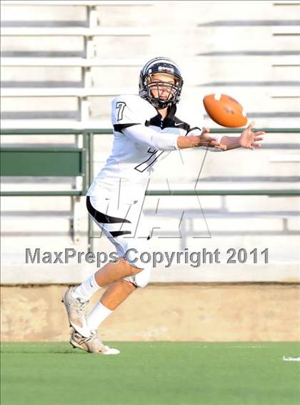 Thumbnail 3 in Grandview vs. Daingerfield (2A Division 1 Region 2 Semifinals) photogallery.