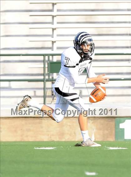 Thumbnail 1 in Grandview vs. Daingerfield (2A Division 1 Region 2 Semifinals) photogallery.