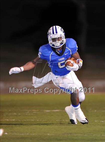 Thumbnail 3 in Grandview vs. Daingerfield (2A Division 1 Region 2 Semifinals) photogallery.