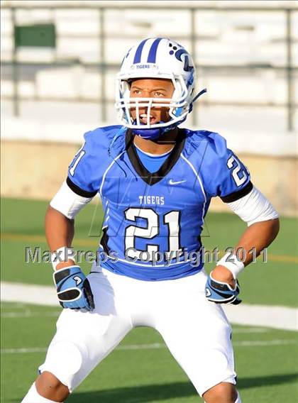 Thumbnail 3 in Grandview vs. Daingerfield (2A Division 1 Region 2 Semifinals) photogallery.