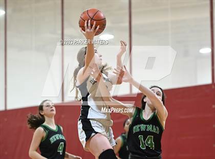 Thumbnail 3 in Newman vs. St. Mary's Dominican (Allstate Sugar Bowl National Prep Classic) photogallery.