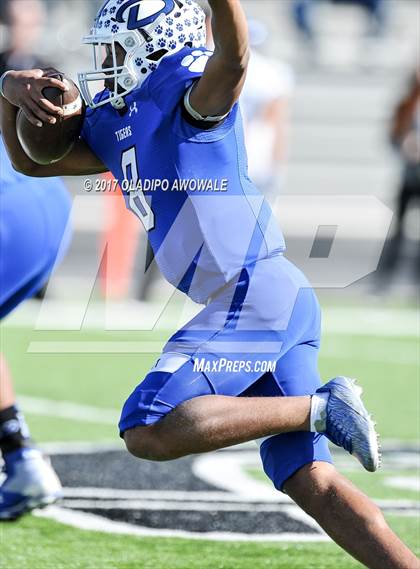 Thumbnail 3 in Gunter vs. Daingerfield (UIL 3A Area Playoff) photogallery.