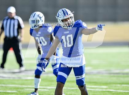 Thumbnail 1 in Gunter vs. Daingerfield (UIL 3A Area Playoff) photogallery.