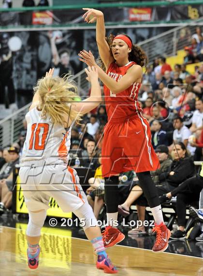 Thumbnail 1 in Mater Dei vs. Chaminade (CIF SoCal Regional Open Division Final) photogallery.