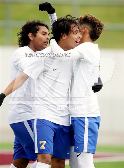 Thumbnail 2 in Stephenville vs San Elizario (UIL 4A Regionanl Final) photogallery.