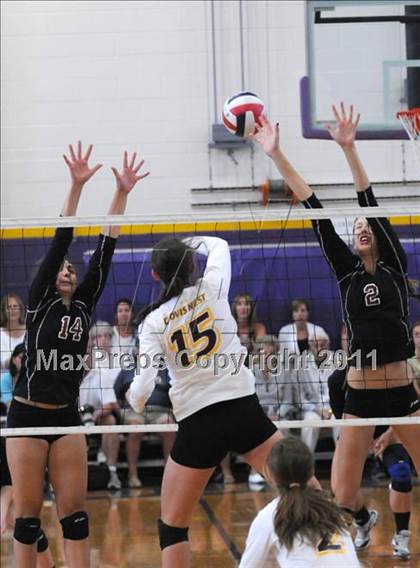 Thumbnail 1 in Clovis West vs. Torrey Pines (2010 Durango Fall Classic) photogallery.