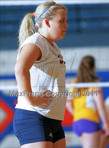 Thumbnail 1 in Rochester vs. Williamsville (IHSA Class 2A Riverton Regional) photogallery.
