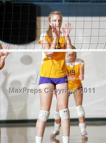 Thumbnail 3 in Rochester vs. Williamsville (IHSA Class 2A Riverton Regional) photogallery.