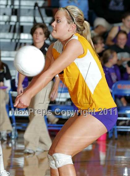 Thumbnail 1 in Rochester vs. Williamsville (IHSA Class 2A Riverton Regional) photogallery.