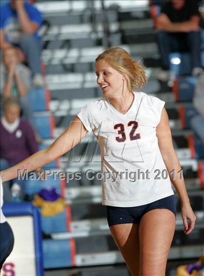 Thumbnail 3 in Rochester vs. Williamsville (IHSA Class 2A Riverton Regional) photogallery.