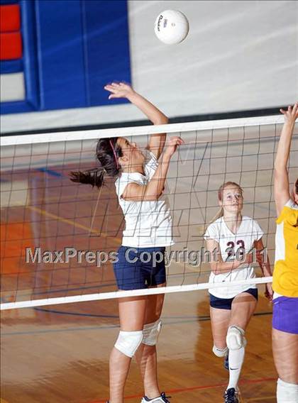 Thumbnail 3 in Rochester vs. Williamsville (IHSA Class 2A Riverton Regional) photogallery.