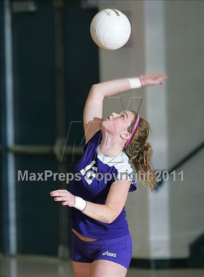 Thumbnail 3 in Rochester vs. Williamsville (IHSA Class 2A Riverton Regional) photogallery.