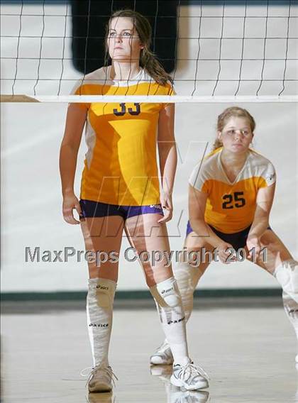 Thumbnail 2 in Rochester vs. Williamsville (IHSA Class 2A Riverton Regional) photogallery.