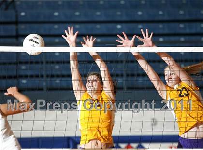 Thumbnail 2 in Rochester vs. Williamsville (IHSA Class 2A Riverton Regional) photogallery.