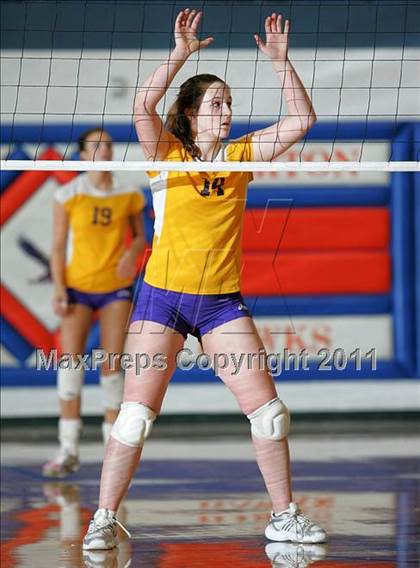 Thumbnail 3 in Rochester vs. Williamsville (IHSA Class 2A Riverton Regional) photogallery.