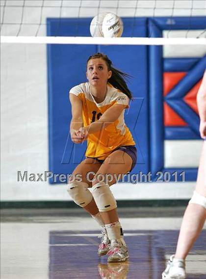 Thumbnail 1 in Rochester vs. Williamsville (IHSA Class 2A Riverton Regional) photogallery.