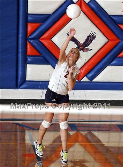 Thumbnail 2 in Rochester vs. Williamsville (IHSA Class 2A Riverton Regional) photogallery.