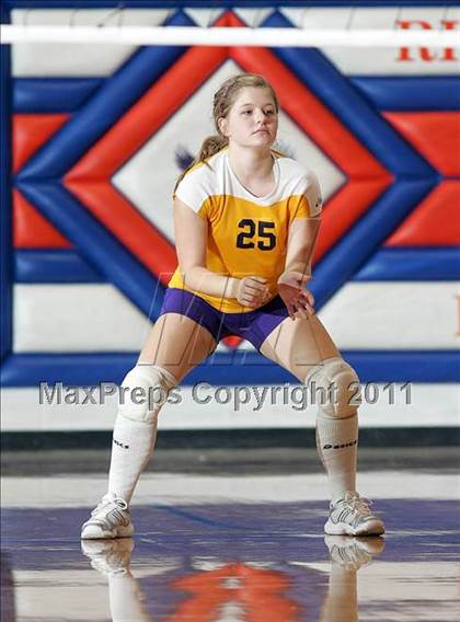 Thumbnail 3 in Rochester vs. Williamsville (IHSA Class 2A Riverton Regional) photogallery.