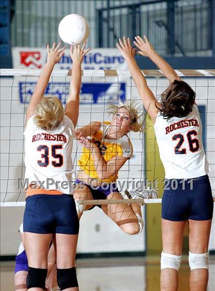 Thumbnail 1 in Rochester vs. Williamsville (IHSA Class 2A Riverton Regional) photogallery.