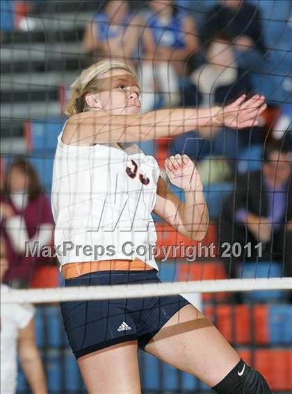 Thumbnail 1 in Rochester vs. Williamsville (IHSA Class 2A Riverton Regional) photogallery.