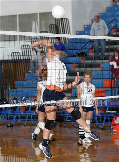 Thumbnail 3 in Rochester vs. Williamsville (IHSA Class 2A Riverton Regional) photogallery.