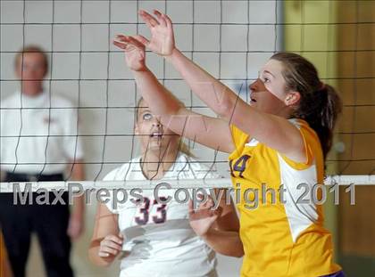 Thumbnail 3 in Rochester vs. Williamsville (IHSA Class 2A Riverton Regional) photogallery.