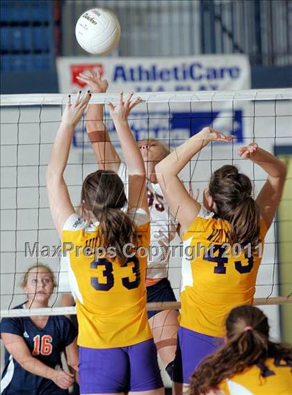 Thumbnail 1 in Rochester vs. Williamsville (IHSA Class 2A Riverton Regional) photogallery.