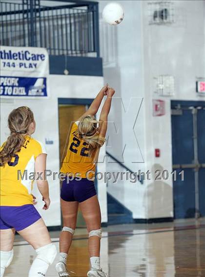 Thumbnail 1 in Rochester vs. Williamsville (IHSA Class 2A Riverton Regional) photogallery.