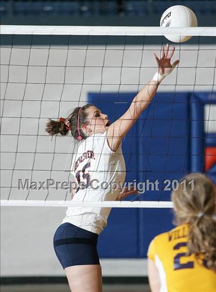 Thumbnail 3 in Rochester vs. Williamsville (IHSA Class 2A Riverton Regional) photogallery.
