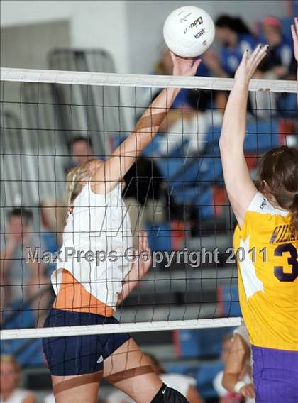 Thumbnail 2 in Rochester vs. Williamsville (IHSA Class 2A Riverton Regional) photogallery.