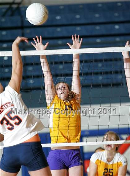 Thumbnail 2 in Rochester vs. Williamsville (IHSA Class 2A Riverton Regional) photogallery.
