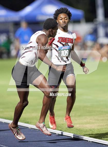 Thumbnail 3 in FHSAA Class 1A Final (4 x 400m) photogallery.